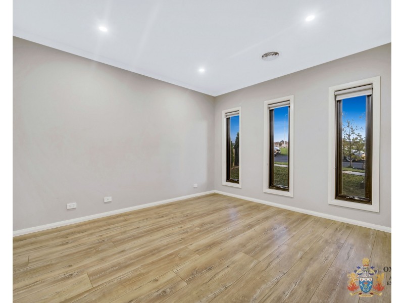 33 Barley Crescent, Clyde North VIC 3978