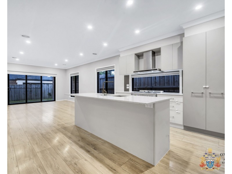 33 Barley Crescent, Clyde North VIC 3978