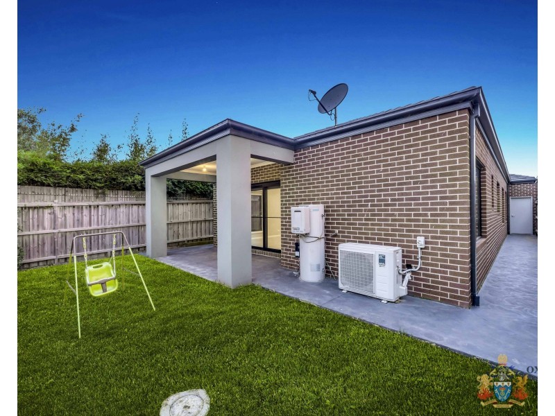 33 Barley Crescent, Clyde North VIC 3978