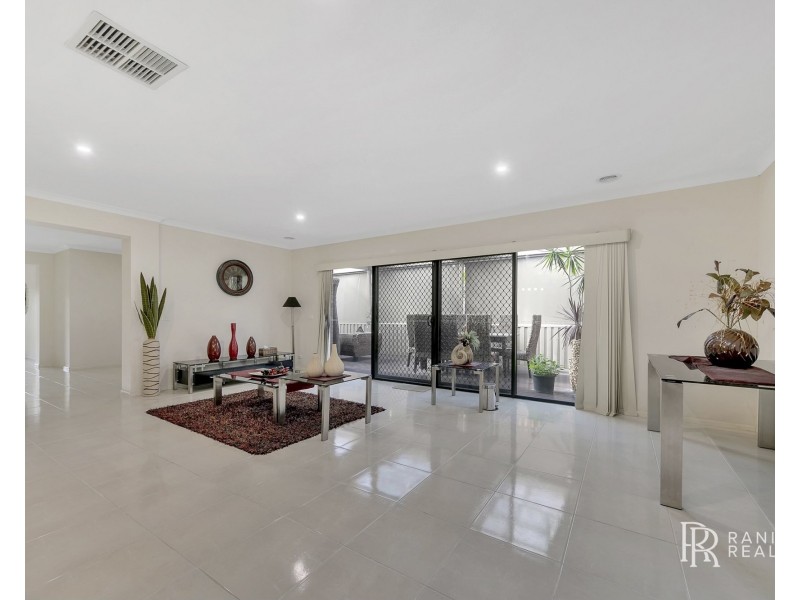 10 Overbank Street, Roxburgh Park VIC 3064