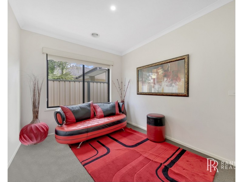 10 Overbank Street, Roxburgh Park VIC 3064