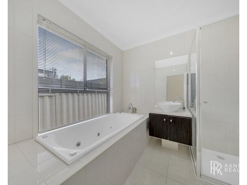 10 Overbank Street, Roxburgh Park VIC 3064