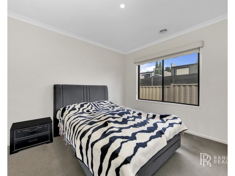 10 Overbank Street, Roxburgh Park VIC 3064