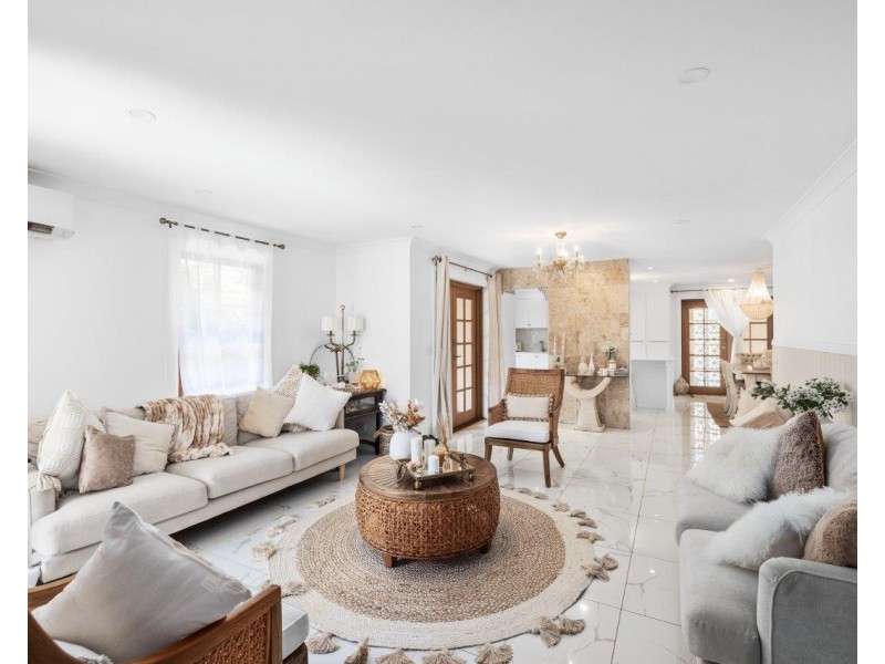 8 Regensberg Close, Varsity Lakes QLD 4227