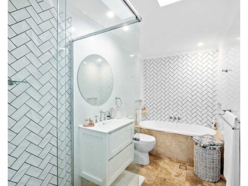 8 Regensberg Close, Varsity Lakes QLD 4227