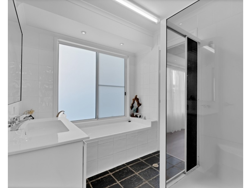 231 Nicklin Way, Warana QLD 4575