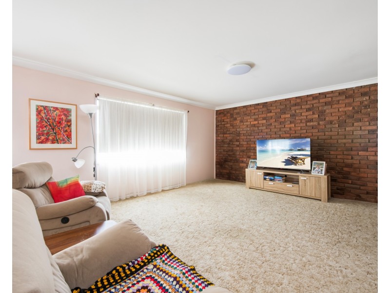 60 Tenth Avenue, Budgewoi NSW 2262