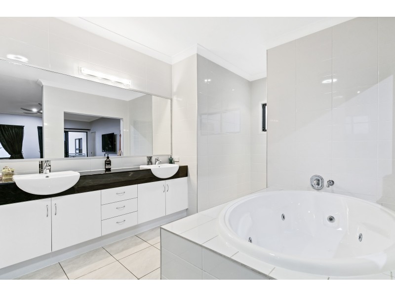 1 Westholme Circuit, Pelican Waters QLD 4551