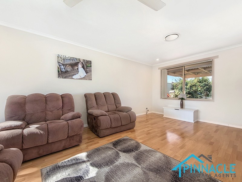 34 Crommelin Cres, St Helens Park NSW 2560