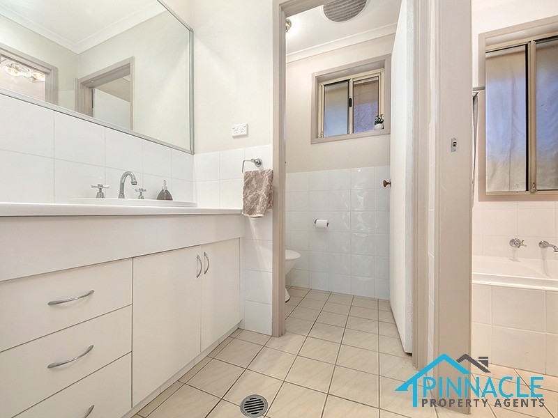 34 Crommelin Cres, St Helens Park NSW 2560