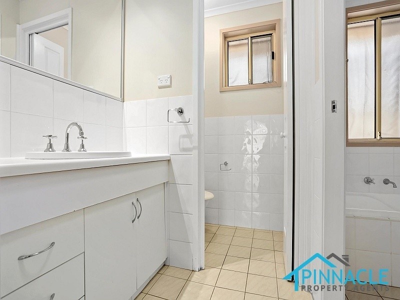 34 Crommelin Cres, St Helens Park NSW 2560