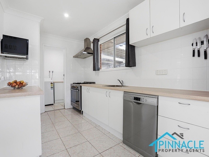 13 Melba Pl, St Helens Park NSW 2560