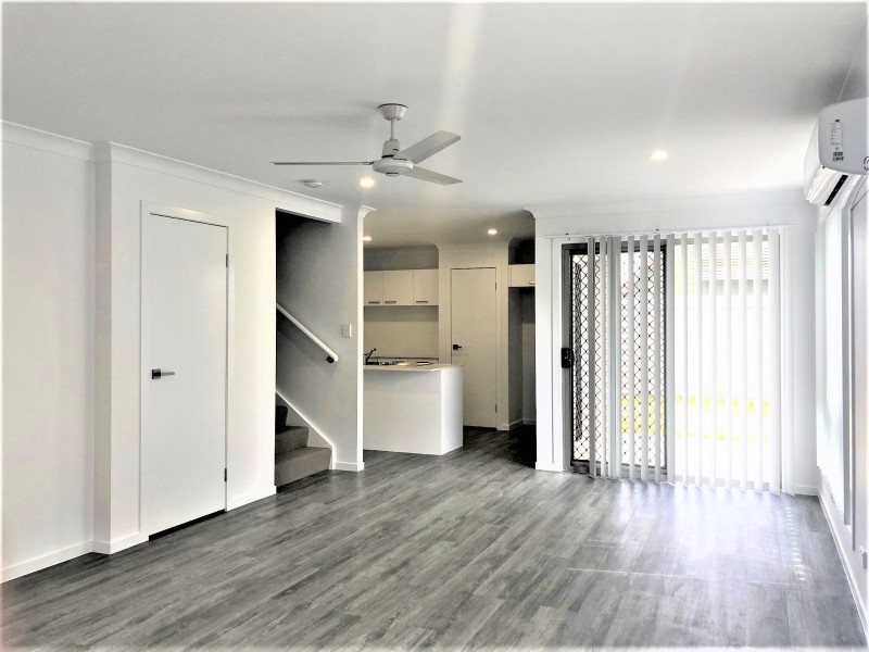 11 IRVINE PLACE, Hillcrest QLD 4118