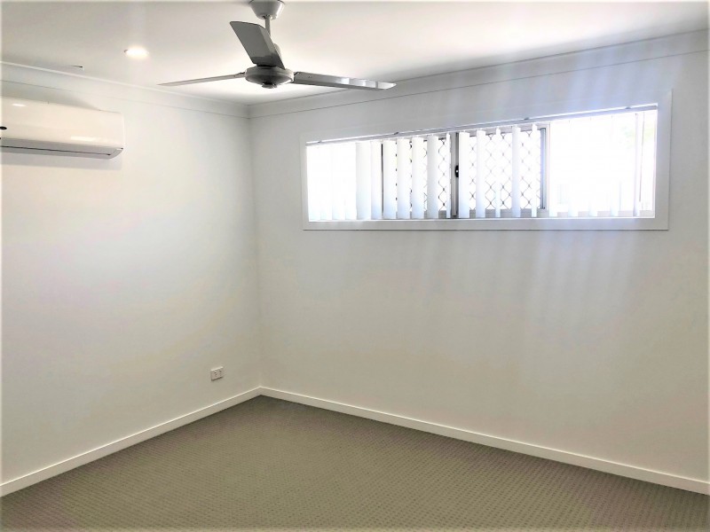 11 IRVINE PLACE, Hillcrest QLD 4118