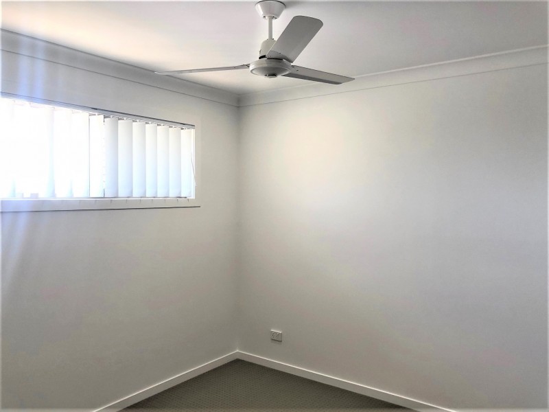 11 IRVINE PLACE, Hillcrest QLD 4118