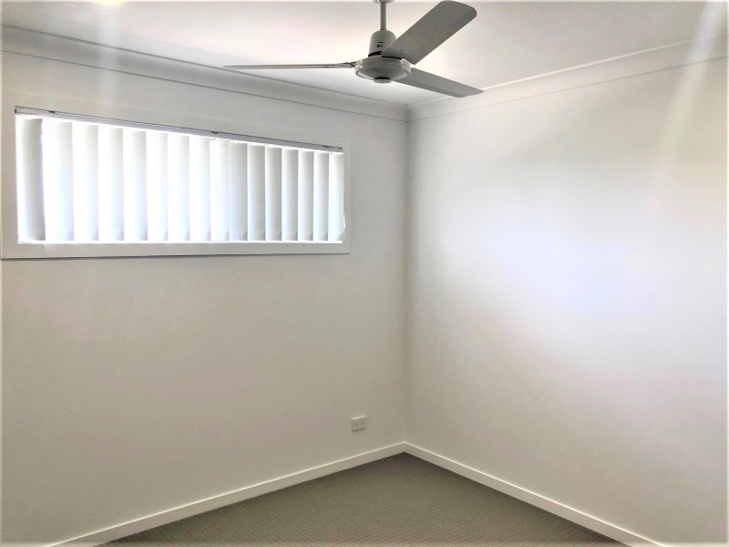 11 IRVINE PLACE, Hillcrest QLD 4118