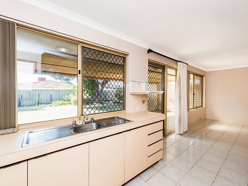 13 Challenger Drive, Thornlie WA 6108