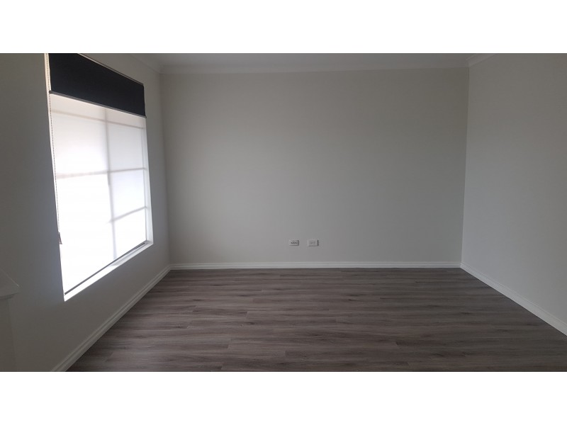 8 DYER LANE, Lakelands WA 6180