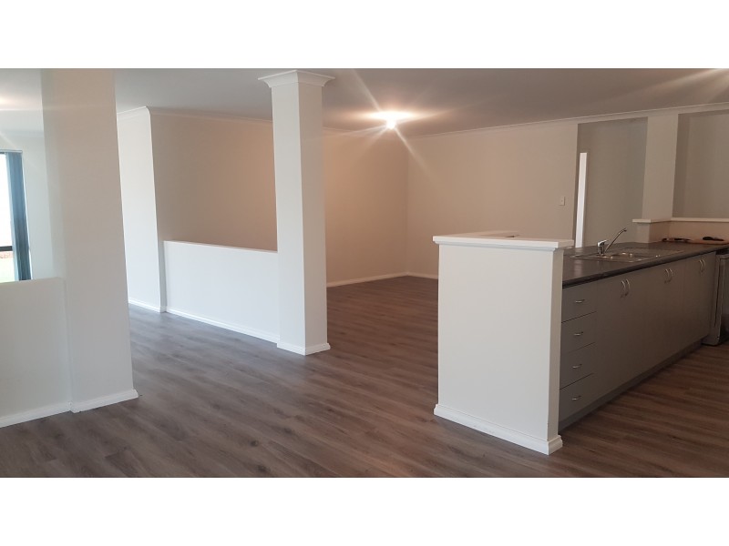 8 DYER LANE, Lakelands WA 6180