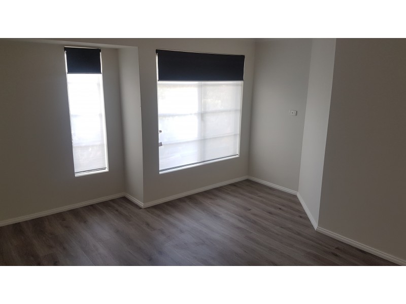 8 DYER LANE, Lakelands WA 6180