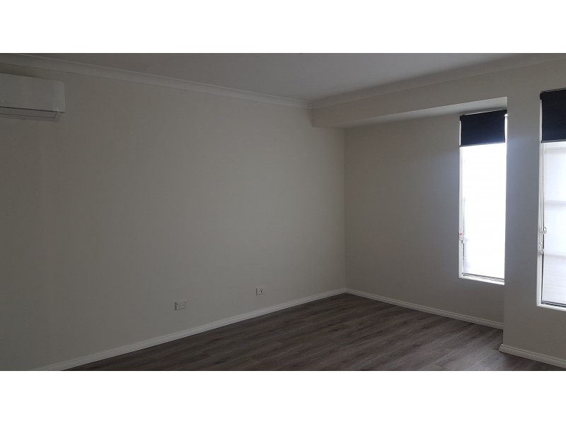 8 DYER LANE, Lakelands WA 6180