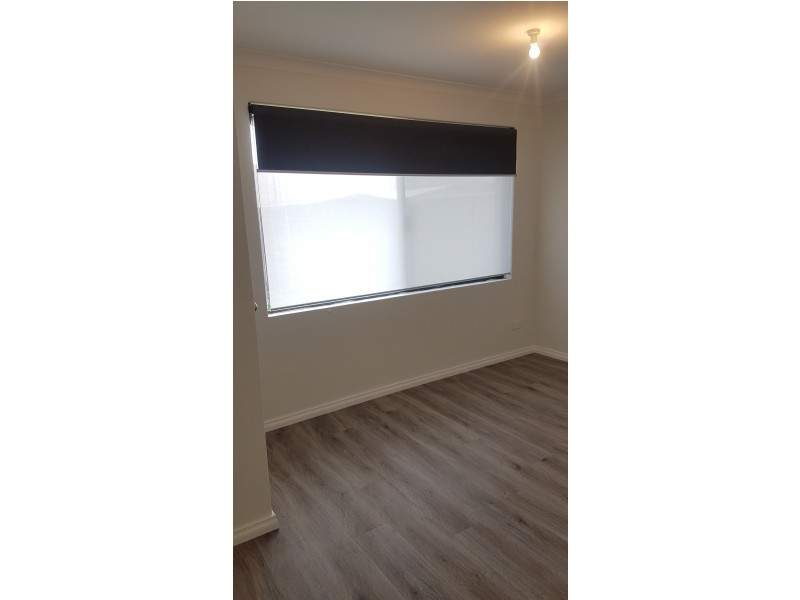 8 DYER LANE, Lakelands WA 6180