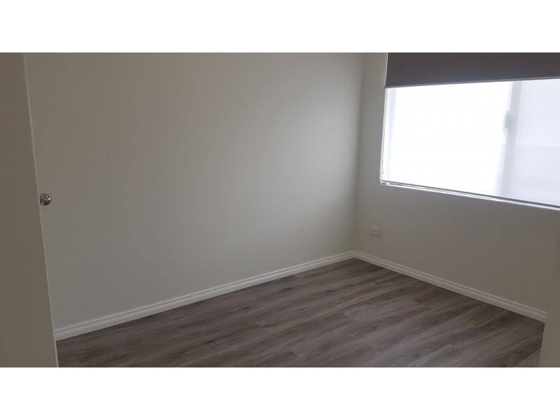 8 DYER LANE, Lakelands WA 6180