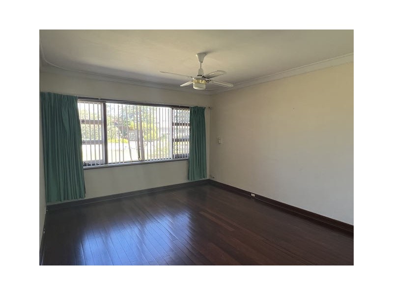 25 Balaka Way, Queens Park WA 6107