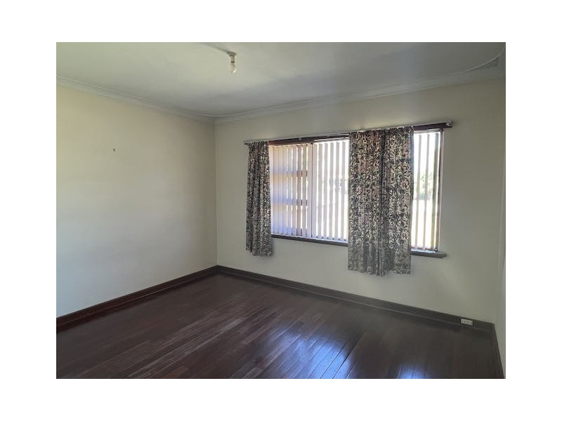 25 Balaka Way, Queens Park WA 6107