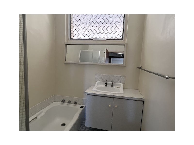 25 Balaka Way, Queens Park WA 6107