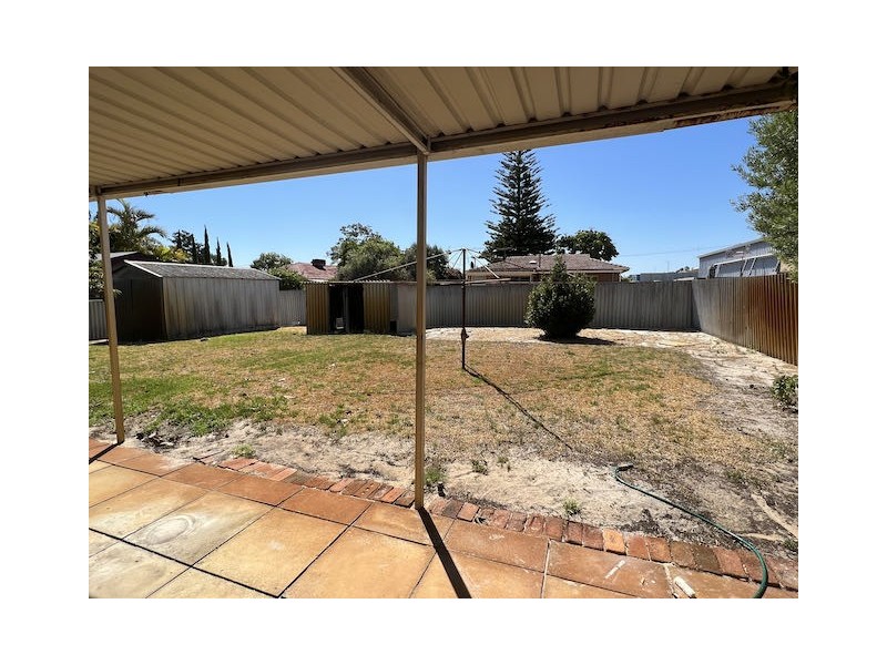 25 Balaka Way, Queens Park WA 6107