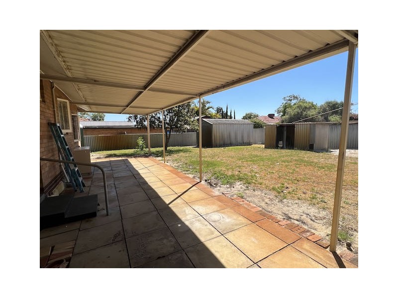 25 Balaka Way, Queens Park WA 6107