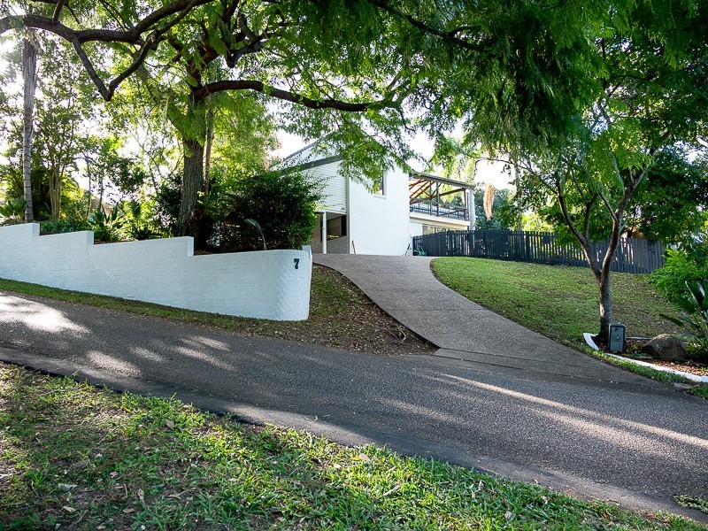 7 Mitchell Court, Mount Ommaney QLD 4074