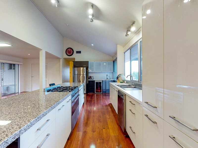 7 Mitchell Court, Mount Ommaney QLD 4074