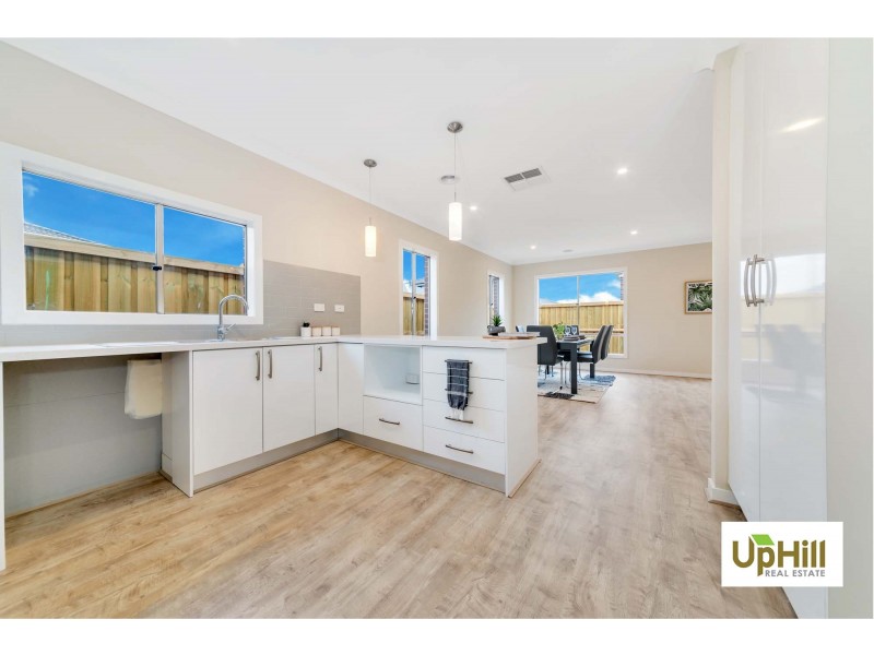 21 SWALLOWTAIL AVENUE, Clyde North VIC 3978