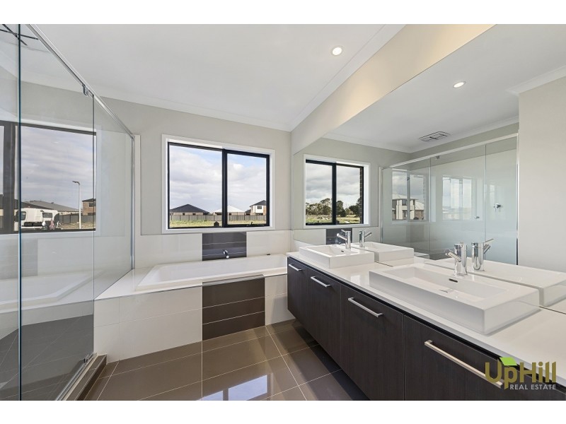 16 DESTINY DRIVE, Cranbourne North VIC 3977