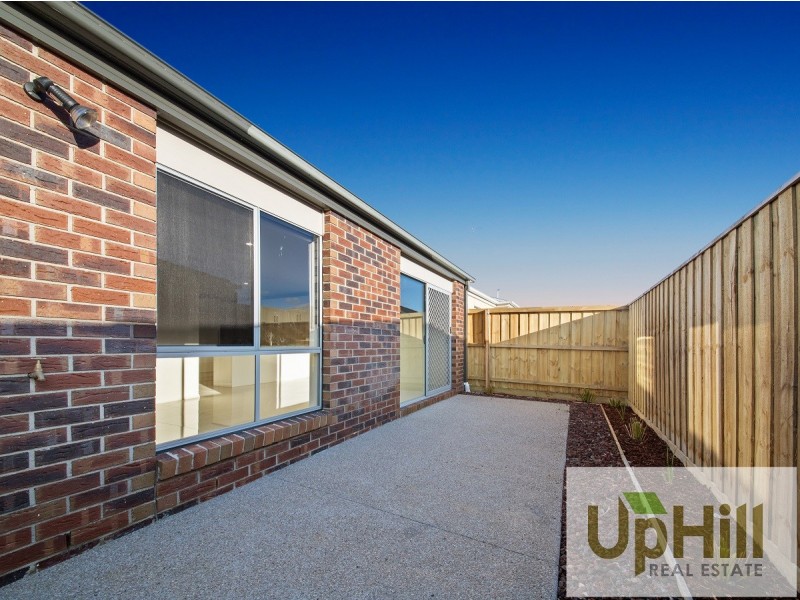 18 MAYWOOD STREET, Pakenham VIC 3810