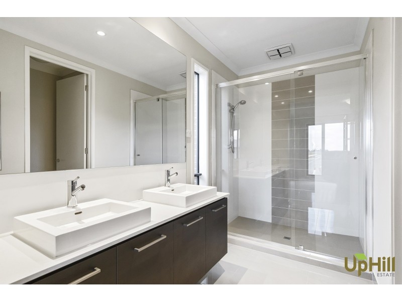 1 SWALLOWTAIL AVENUE, Clyde North VIC 3978