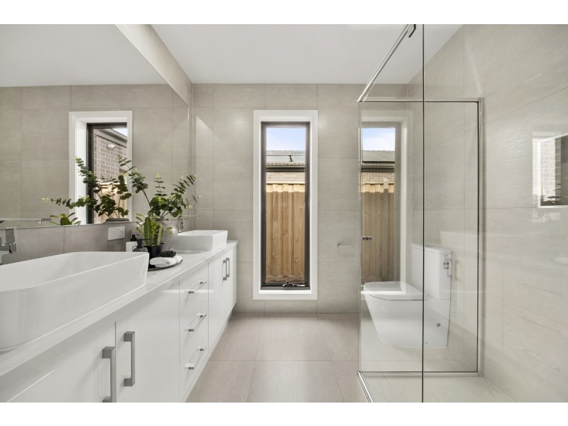 28 MURPHY STREET, Clyde North VIC 3978