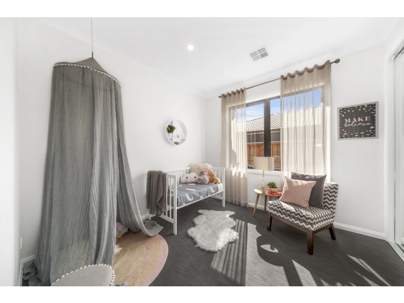 28 MURPHY STREET, Clyde North VIC 3978