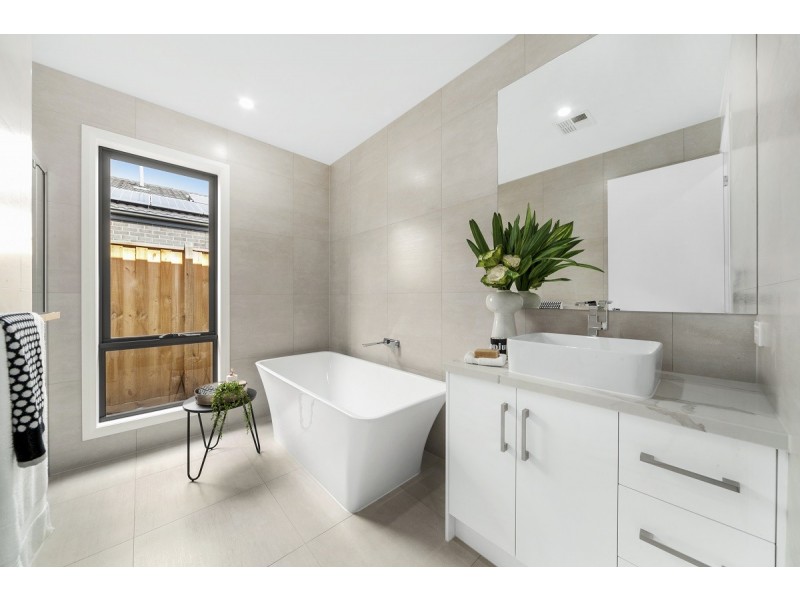 28 MURPHY STREET, Clyde North VIC 3978