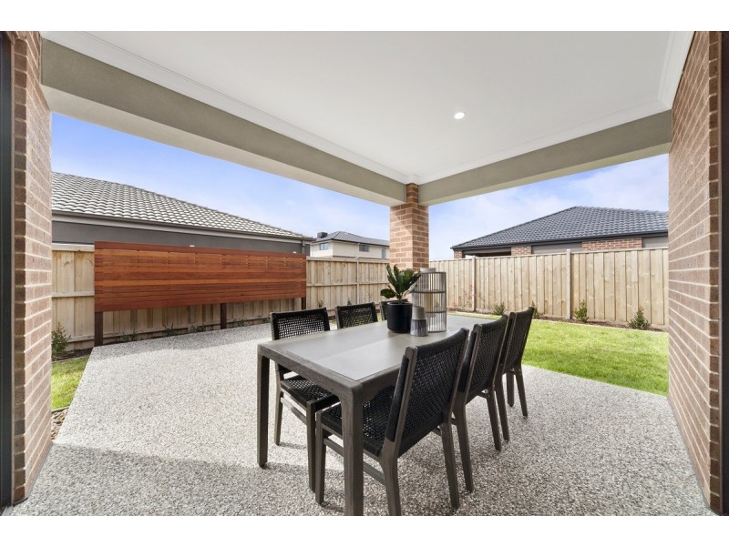 28 MURPHY STREET, Clyde North VIC 3978
