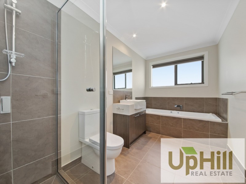 47 RIVERSTONE BOULEVARD, Clyde North VIC 3978