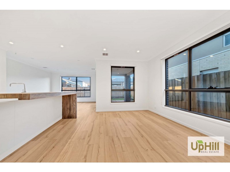 6 HALLYBURTON DRIVE, Clyde North VIC 3978