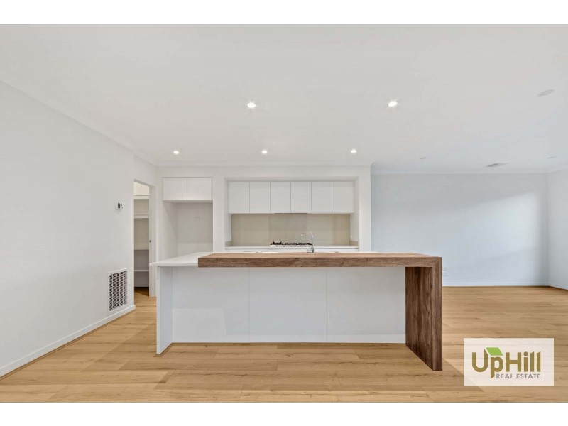 6 HALLYBURTON DRIVE, Clyde North VIC 3978