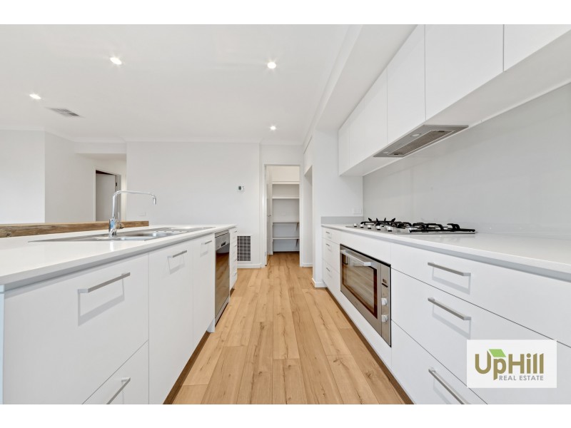 6 HALLYBURTON DRIVE, Clyde North VIC 3978