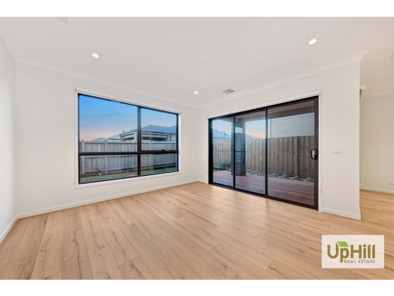 6 HALLYBURTON DRIVE, Clyde North VIC 3978