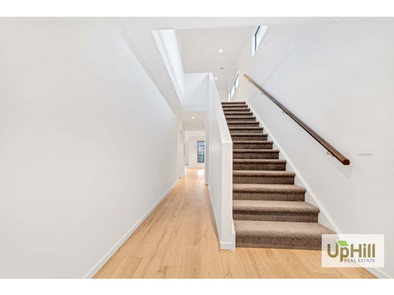 6 HALLYBURTON DRIVE, Clyde North VIC 3978