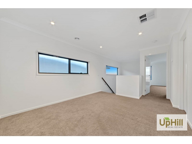 6 HALLYBURTON DRIVE, Clyde North VIC 3978