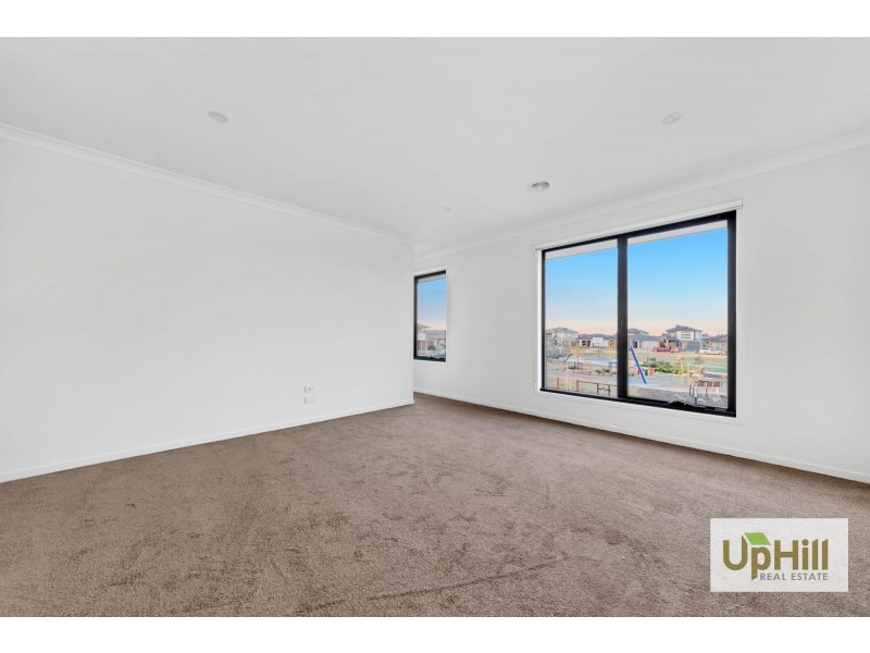 6 HALLYBURTON DRIVE, Clyde North VIC 3978